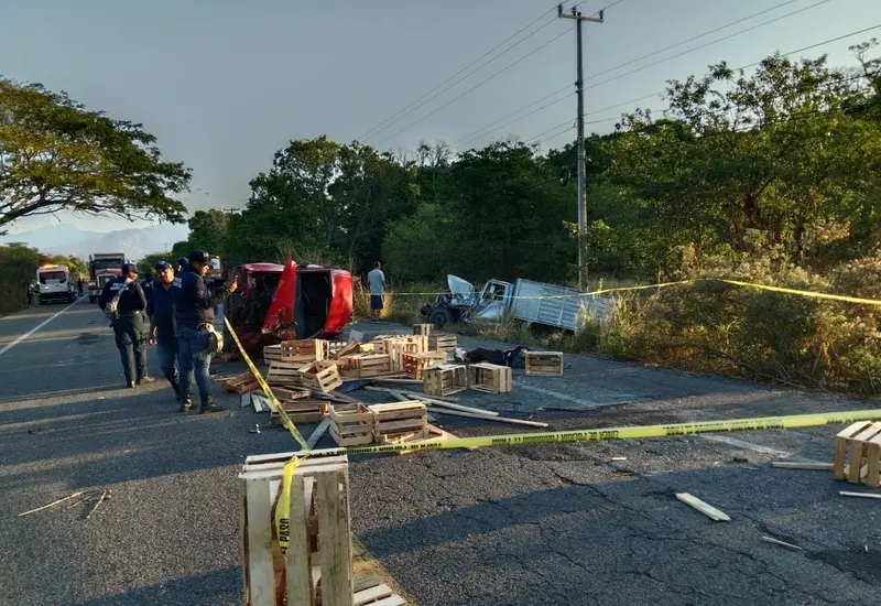 Dos camionetas chocaron de frente en la carretera federal 190.