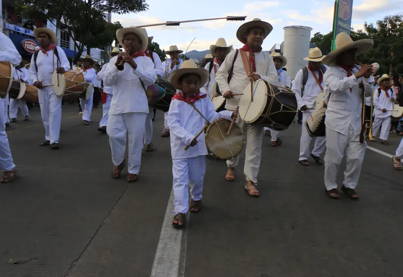 baile_oaxaca_tradiciones_desfile