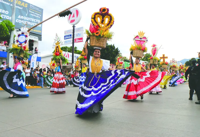 Desfile de delegaciones Guelaguetza 2025.