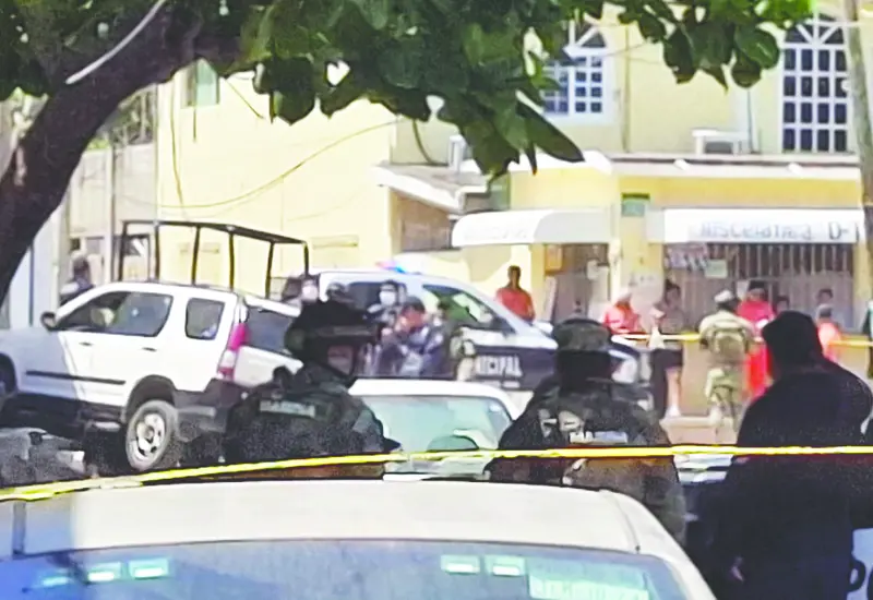 Tras el ataque armado, la camioneta que manejaba la víctima se impactó contra una casa de la colonia Hidalgo Oriente.