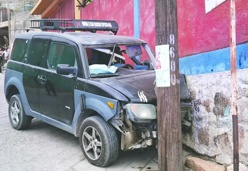La camioneta presenta cuantiosos daños materiales.