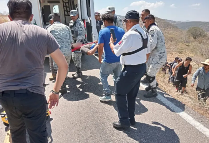 Personal de la Policía Vial Estatal abanderó el lugar y apoyó en las maniobras de rescate.