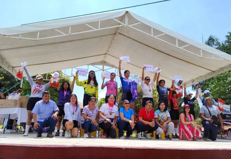 Podio con las ciclistas que ocuparon los primeros lugares en el Reto Zaachila 2025.