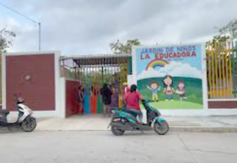 Se dice que las autoridades educativas del estado determinaron la reubicación de toda la plantilla laboral.