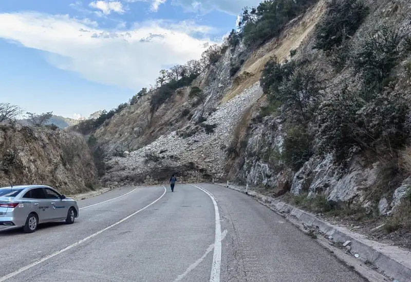 La circulación fue cerrada en la autopista debido al derrumbe.