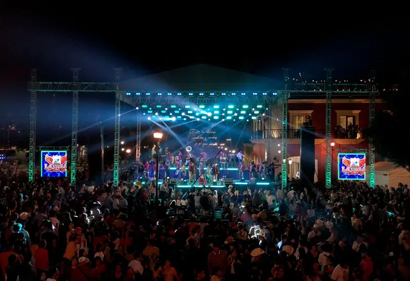 Una gran celebración de los 13 años de éxitos de la Banda La Villa Sola de Vega, con el estreno de “Quiero zapatear contigo”, interpretada por Ricardo García Ordaz, segunda voz de “Los Villanos”.