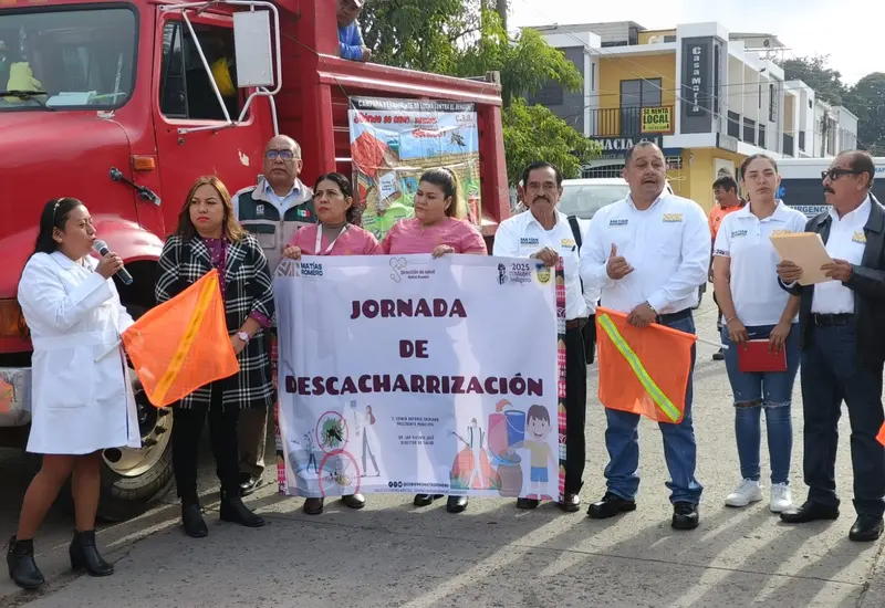 Personal del IMSS brindó orientación sobre la aplicación de abate en estanques.