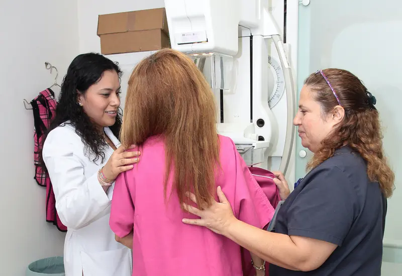 Las mujeres necesitan realizar la detección oportuna de esta enfermedad por medio de la autoexploración de las mamas a partir de los 20 años.