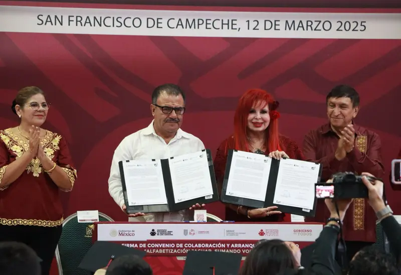 El director del INEA, Armando Contreras Castillo, y la gobernadora de Campeche, Layda Sansores San Román, suman esfuerzos por la educación.