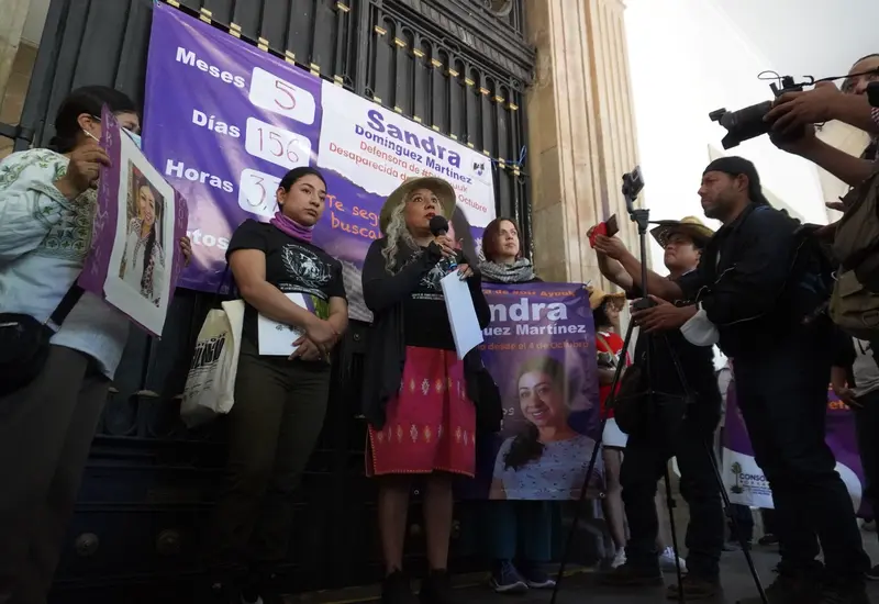 Acompañadas por Consorcio para el Diálogo Parlamentario y la Equidad, así como de la organización Sol Rojo, las integrantes del Komité Pëjy Tyotk, realizaron un mitin afuera del Palacio de Gobierno.