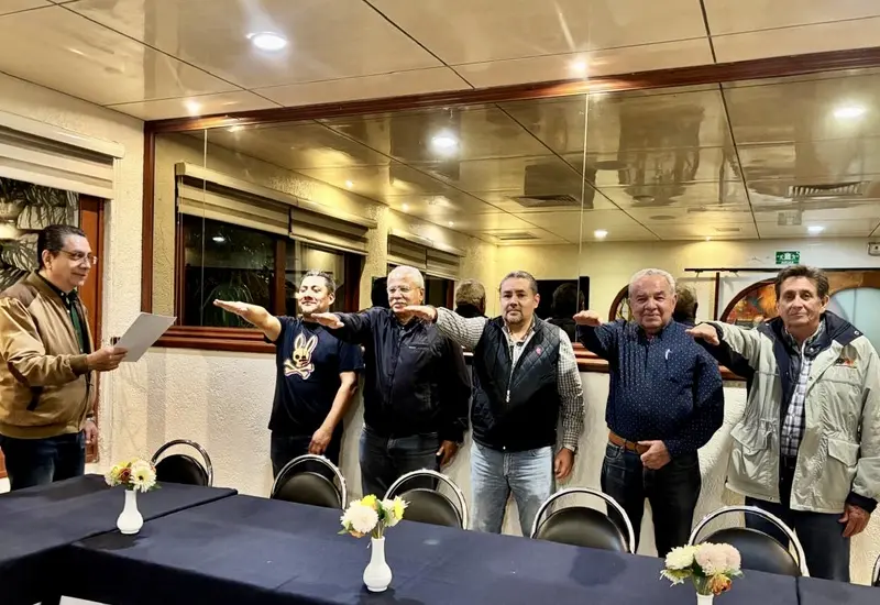 El secretario de la Comisión Nacional de Rallies de México, Eduardo Solís, le tomó la protesta al nuevo comité directivo del Oaxaca Automóvil Club.