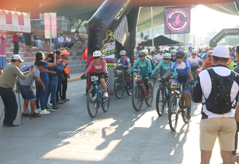 Banderazo de salida a más de 400 participantes, que surcaron parte de la montaña zaachileña.
