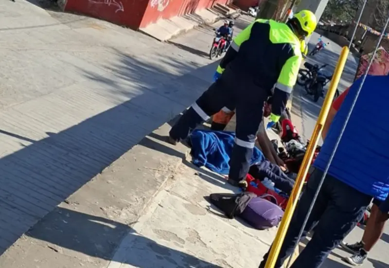 Paramédicos confirmaron el fallecimiento de un joven y trasladaron al otro al hospital.