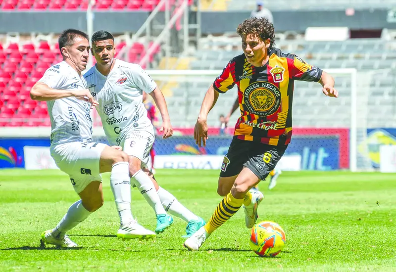 Oaxaca y Leones Negros protagonizaron un atractivo duelo, en la jornada diez, en el Estadio Jalisco