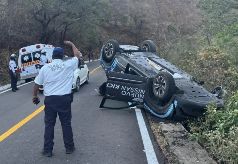La camioneta Nissan Kicks terminó con las llantas hacia arriba.