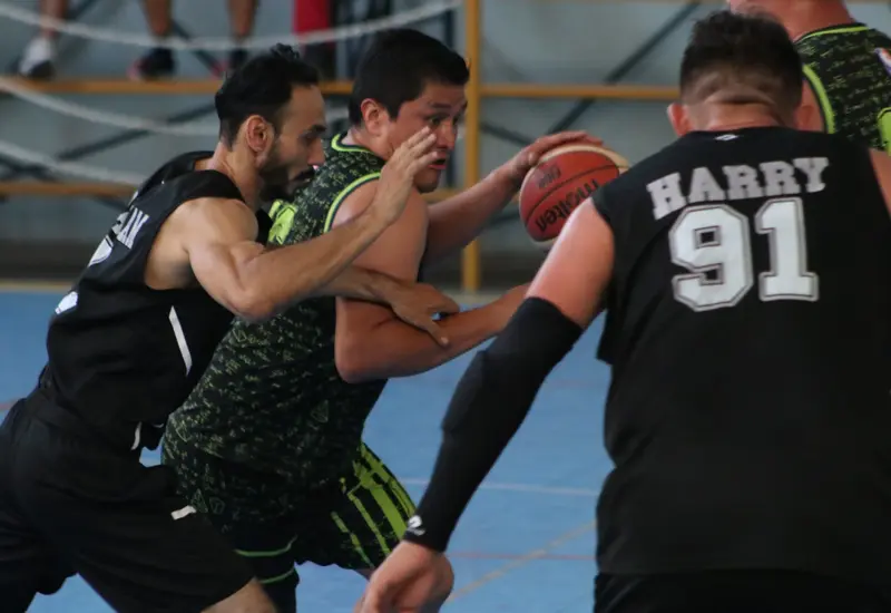 Cerrado y emocionante choque en el primero de la serie final.