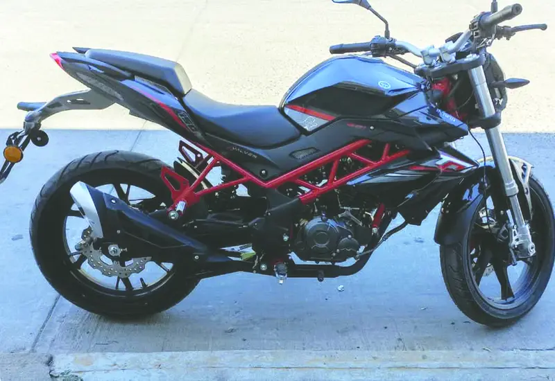 El propietario de esta motocicleta fue despojado de la misma a punta de pistola.