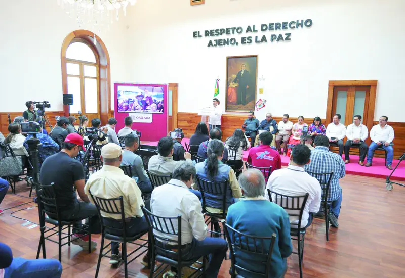 El Gobernador de Oaxaca dio a conocer que este proyecto iniciará este año con una inversión de mil millo- nes de pesos; contará con un acueducto de 100 km para aportar mil 100 litros de agua.