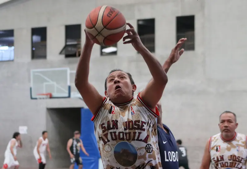 En la parte crucial de los play offs en el baloncesto de veteranos