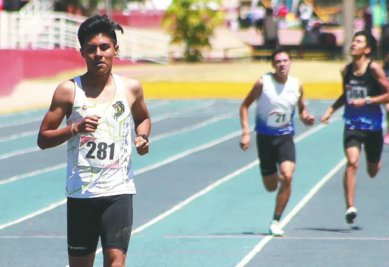 El campeón nacional Zarek García ganó sin problemas los 800 metros lisos de la sub 18 varonil