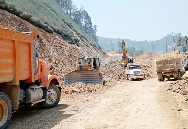 inician-carreteras-mixteca-oaxaca.jpeg