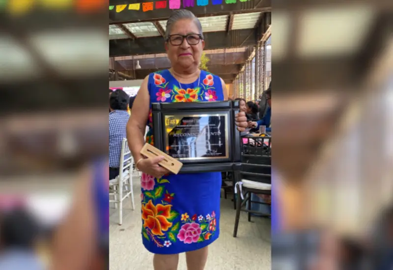Recibió, además del reconocimiento, un estímulo económico y una medalla conmemorativa.
