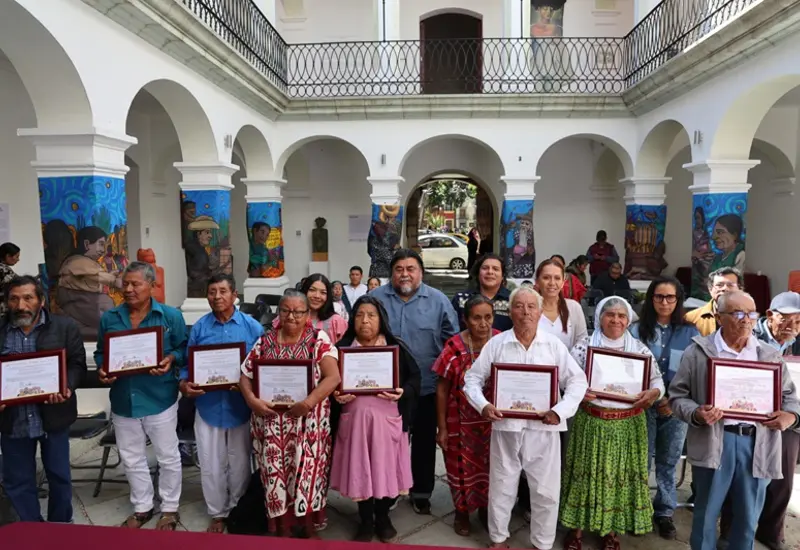 Este reconocimiento representa un acto de gratitud hacia quienes han dedicado su vida a preservar y transmitir los saberes y tradiciones.