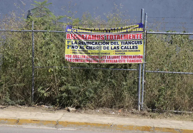 Colocaron lonas en señal de protesta. 