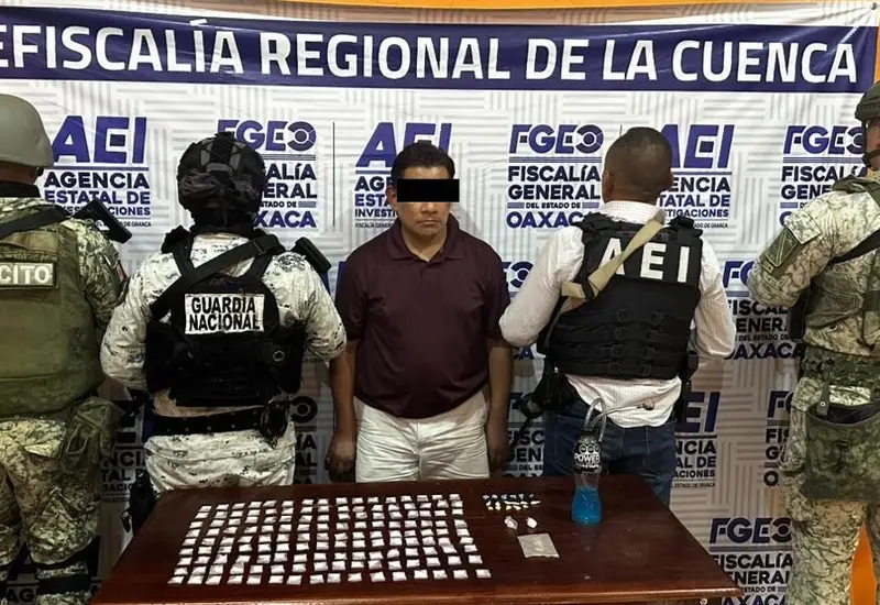 La Fiscalía General del Estado de Oaxaca (FGEO), dio cumplimentó a una orden de cateo ejecutada en un establecimiento comercial ubicado en la región de la Sierra Norte, logrando la detención de una persona y el aseguramiento de diversas dosis de droga.