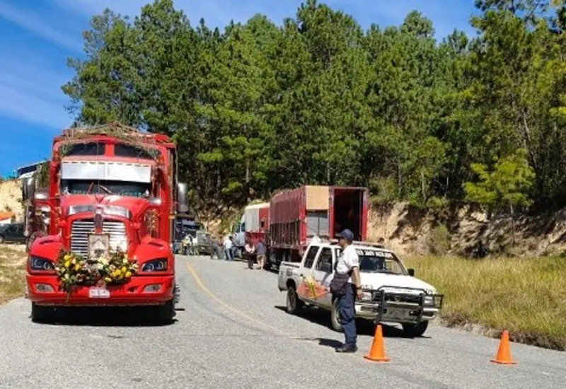 La Policía Vial Estatal puso en marcha un operativo especial de seguridad en la carretera 131, en el tramo entre Villa Sola de Vega y Juquila. Foto: Cortesía