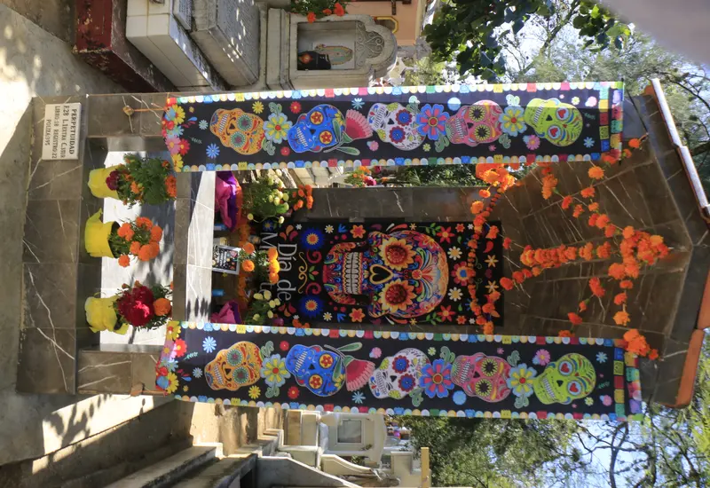  Las tumbas se llenan de flores y veladoras, iluminando el recuerdo de quienes ya no están.