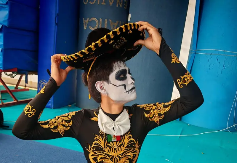 Caracterizado por el Día de Muertos, el oaxaqueño Adrián Yael Pérez Alvarado representó a México