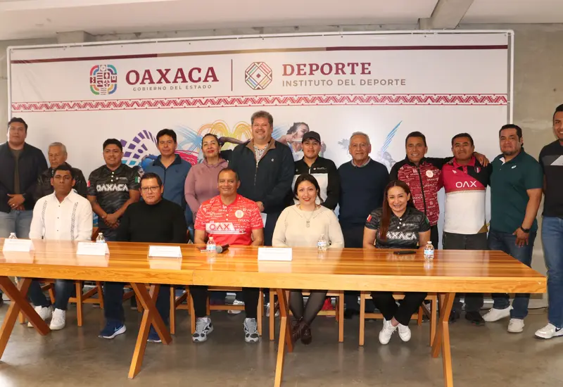sistentes, organizadores y autoridades municipales en la foto general