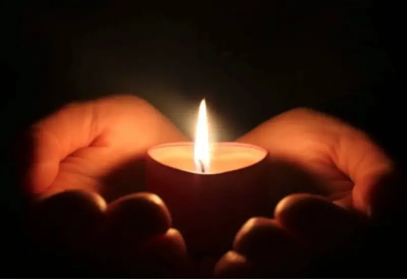 La ofrenda más poderosa para nuestros difuntos no es materia, sino la comunión con los que ya partieron y por qué "orar por ellos es una idea santa y piadosa". 