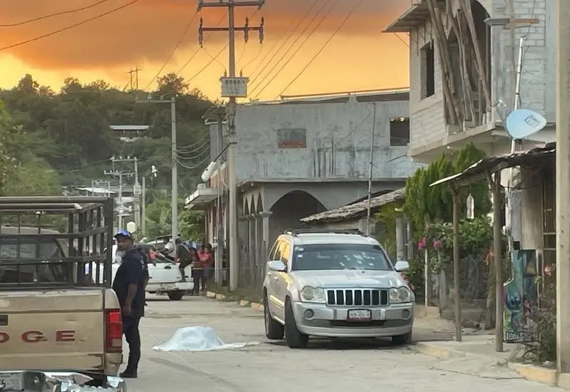 Dos personas fueron ejecutadas en un tiradero de droga disfrazado de miscelánea que operaba en el centro de Collantes, Pinotepa.