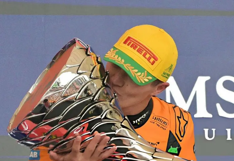 Lando Norris se lleva la victoria y Max Verstappen hace historia con una remontada épica desde el pitlane.