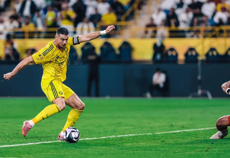 El astro portugués volvió a brillar con el Al-Nassr, anotando un doblete crucial en la victoria 2-1 contra el Al-Feiha. 