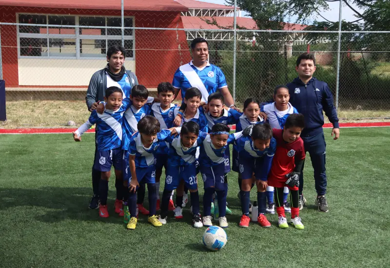 El equipo de la Academia Puebla celebra su victoria al consagrarse campeón de la Antequera Cup en la categoría sub 9.