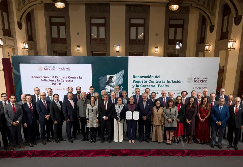 Claudia Sheinbaum junto a empresarios durante la renovación del Pacic, acuerdo que mantiene la canasta básica en 910 pesos por seis meses.