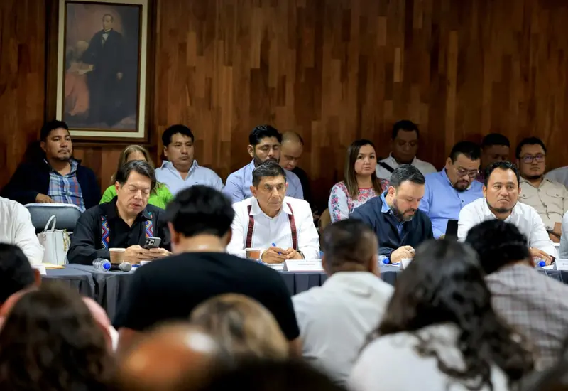 Integrantes de la Sección 22 del magisterio oaxaqueño durante la reunión donde se obtuvieron importantes compromisos laborales con la SEP y el IEEPO.