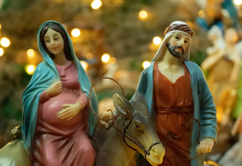 Una imagen simbólica del Adviento, que representa el tiempo de espera y preparación espiritual para la llegada del nacimiento del niño Jesús.