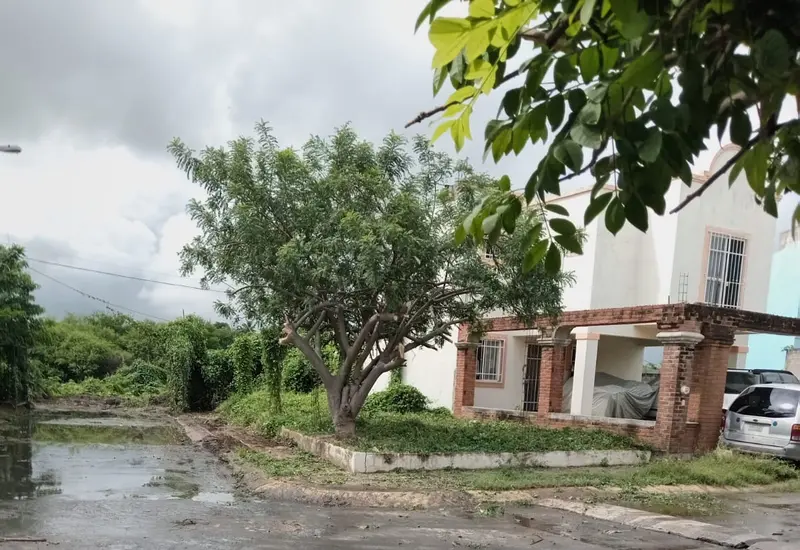 Corriente de aguas negras fluyendo por una calle del fraccionamiento Sección 38, problema constante denunciado por los vecinos de San Isidro Pishishi.