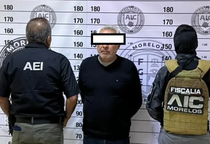 El empresario Ángel Armando es escoltado durante su traslado a Oaxaca, donde enfrenta acusaciones por el delito de violencia intrafamiliar.