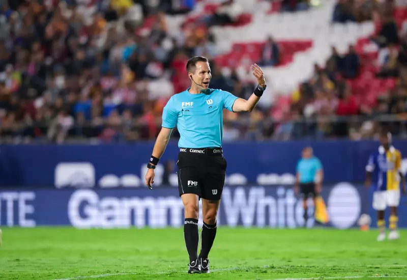 El árbitro Jesús Rafael López, quien fue sancionado y no pitará más en la Liguilla por errores cometidos en el partido Monterrey contra América.