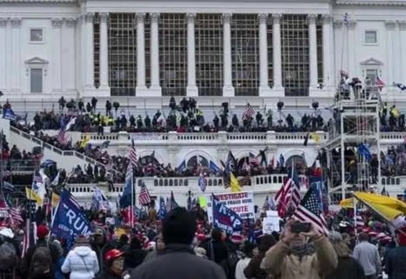 El hombre, quien fue indultado por Donald Trump, es arrestado por su participación en los disturbios del asalto al Capitolio del 6 de enero.