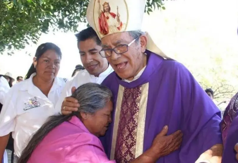 Retrato de Don Arturo Lona Reyes, conocido como el Obispo de los Pobres, una figura religiosa clave en la defensa de las comunidades.