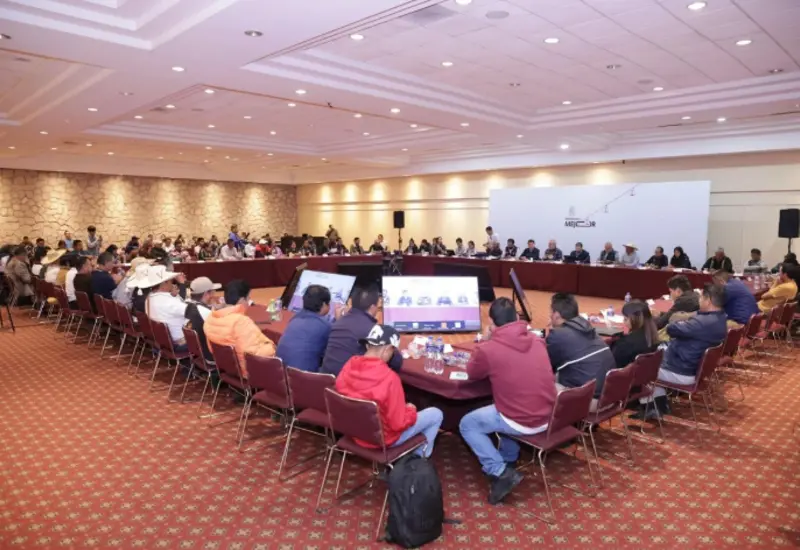 El subsecretario Arturo Medina, de la Secretaría de Gobernación, encabeza el encuentro para el Plan Michoacán con representantes de comunidades indígenas.
