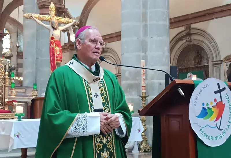 El arzobispo, conocido como el mitrado, oficia la misa desde el altar durante la conmemoración del Jubileo de los Pobres.
