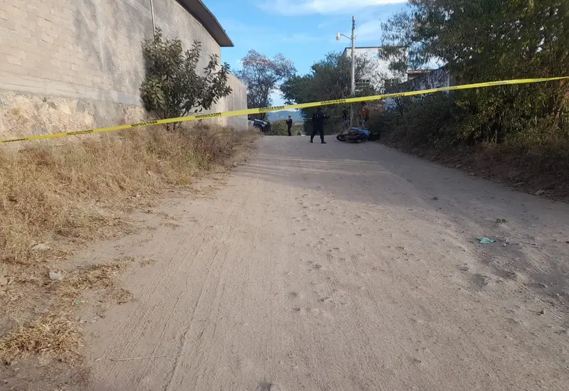 La escena del crimen en la carretera a Yegoseve, Ejutla, donde un repartidor que presuntamente distribuía droga fue asesinado a balazos.