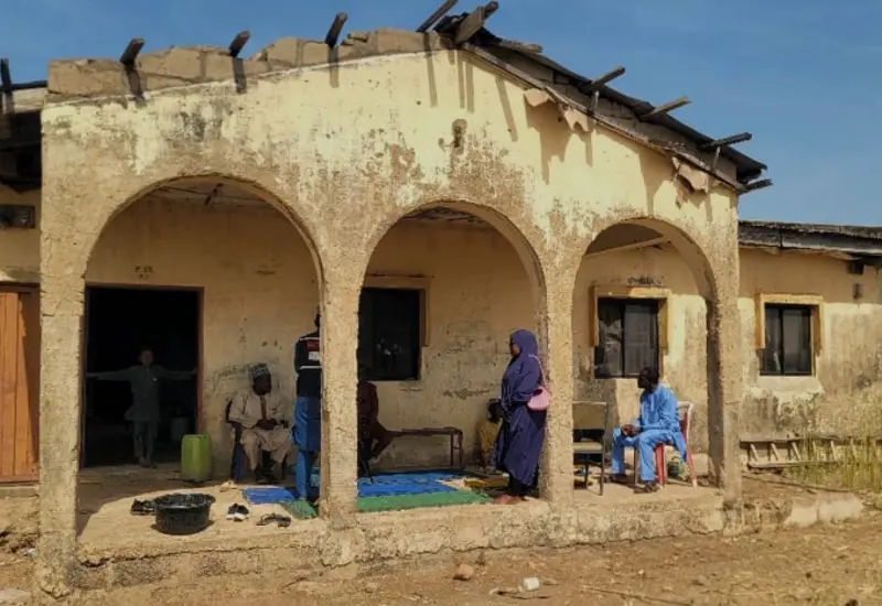 Escena de un templo religioso en Nigeria después de ser atacado por hombres armados durante la celebración de una ceremonia.